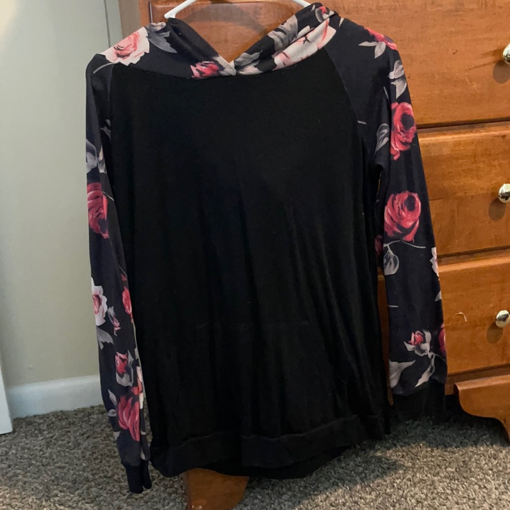 Black/floral pullover shirt hoodie. Size: Medium